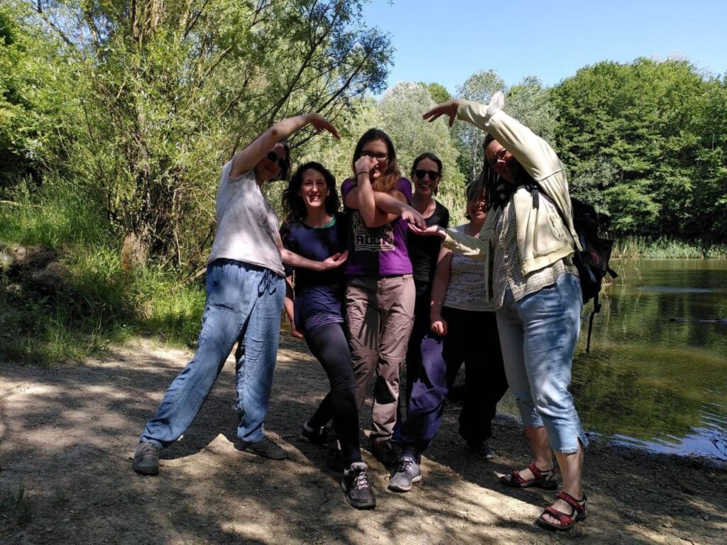 A group of people standing next to a tree